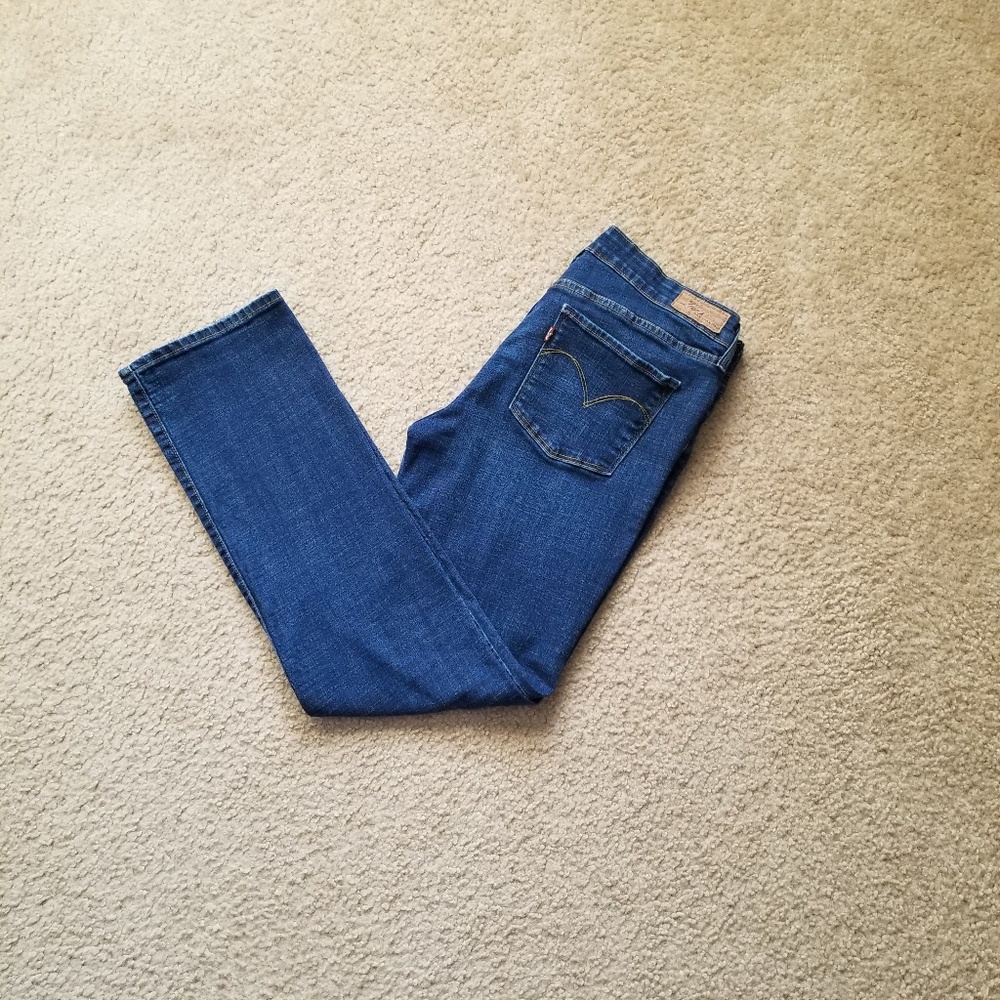 Levi's slight curve mid rise straight